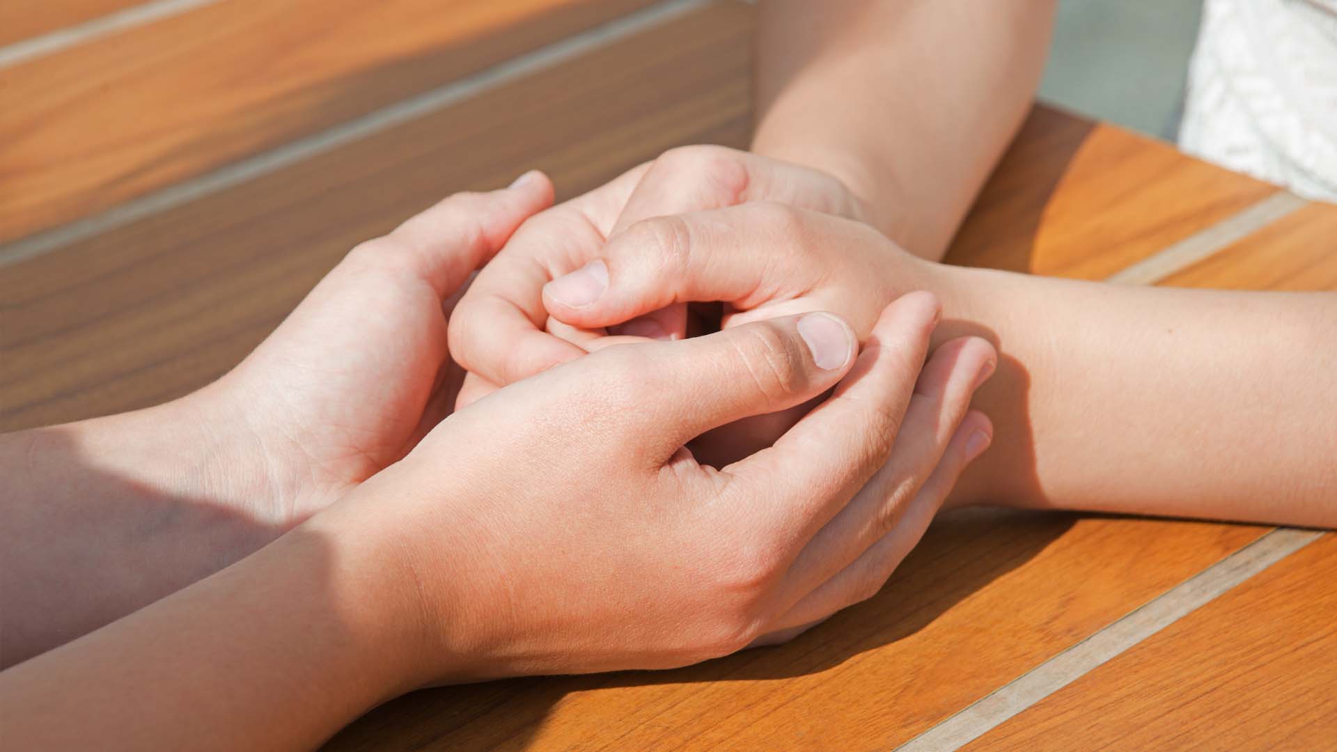 Voksenhænder og børnehænder holder hinanden. FOTO: AdobeStock