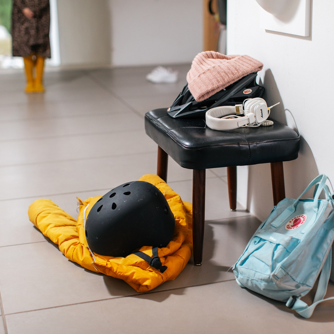 Jakke, taske og cykelhjelm er smidt på gulvet i entre. FOTO: Jonas Normann (modelfoto)