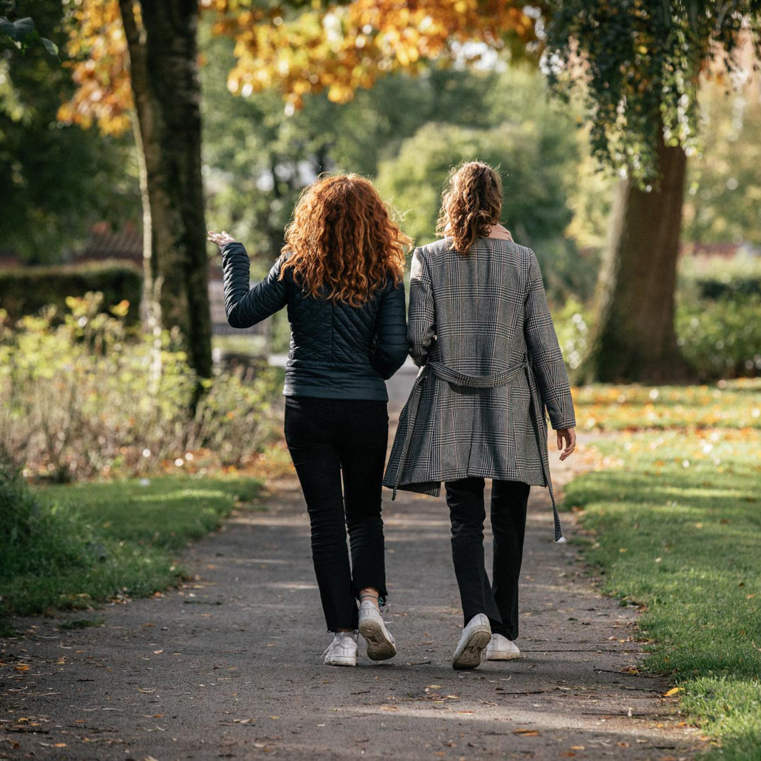 To teenagepiger går tur og taler sammen. FOTO: Jonas Normann (modelfoto)